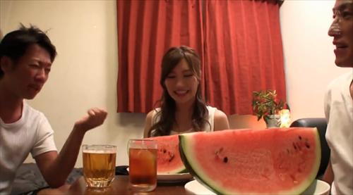 胸が大きな美女2人と結ぶ、毎日セックス、夏の海で邂逅。