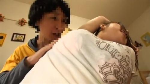 魅力的な爆乳姉が巨乳好き少年におっぱい触らせる。