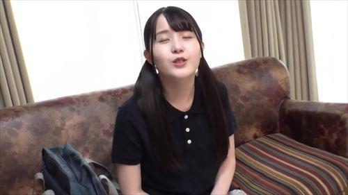 制服姿の少女が自慰行為をし、男優に挿入される