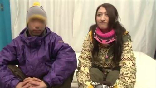 人妻が変態嗜好の男性相手に性的な奉仕をする、密室企画