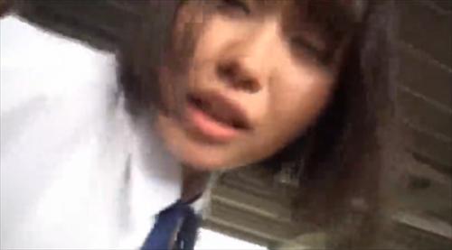若い女性の穴を見ているだけで我慢できずに,挿入していました。