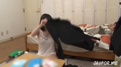 掃除中のお姉さんはびしょ濡れで乳頭が透けて見えるので、エキサイトして手コキ→口で性交するで挿入まくり