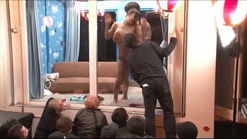 車の中、彼とイチャイチャして、超気持ちいい。もう他の男なんて目に入らないかも