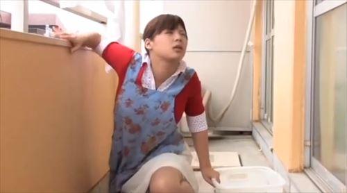 義弟に調教される奥様。ローター装着、鼻フック。性奴隷に気遣われ犯される。