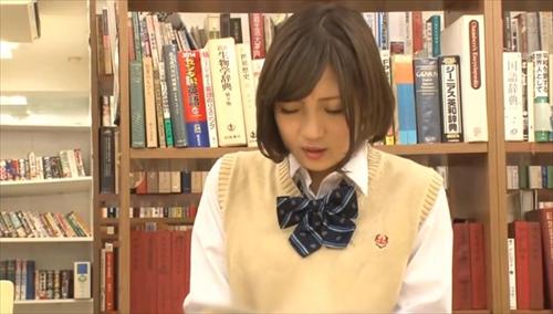 女子校生の友が湯上で未熟妹にパンツをばらばらに披露。