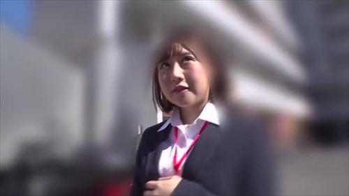お金のために、危険な恋を経験する少女。