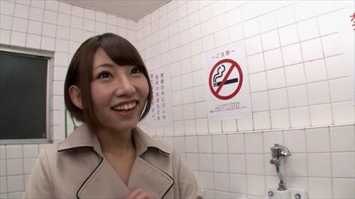 素人の男たちは女優たちを誘い、トイレに閉じ込めて、時間を制限し、自由に触ってほしいと要求する