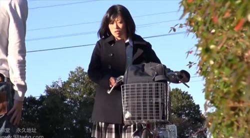 制服姿の可憐な少女を強引に誘拐し、野外で辱めを受ける非情な調教
