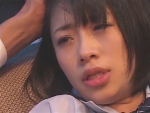 美しい妻が縛られ、男優の責めによって快楽に溺れる