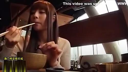 美女をストリートで誘い、接吻から始まり、軽く触れ合いながら騎乗位と後背位を試す。