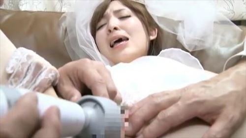 新婚の女性が親戚たちに押さえられドレスのまま玩具で責められ、そして犯され中出しされる