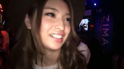 魅力的な女性たちが超エロ的サービスで男性を満足させている