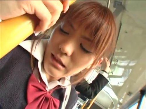 不良な美少女、制服姿で痴漢に襲われ、性的暴行を受ける