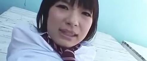 屋上の少女の若々しい姿を楽しみたい