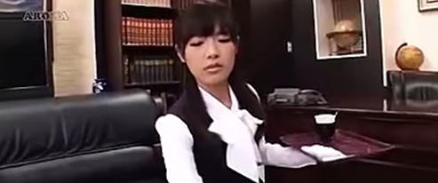 魅力的なスタイルのお姉さんが美しいボディを持つ。
