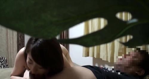知的な既婚女性が酔って男性器に欲情する。