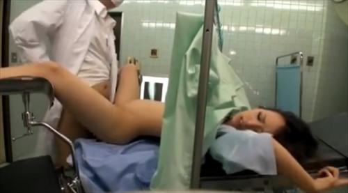 医者は、魅力的な女性に触発されて、たくさんの液体を分泌した。
