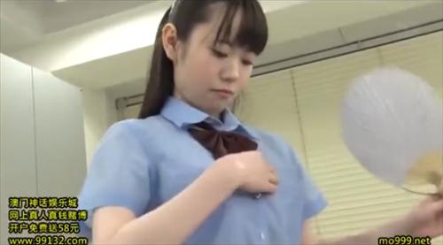 収まりきらない、制服の襟元から手が胸に触れかかる。