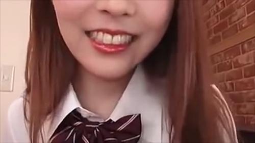 青少年が魅力的な恋人と店舗内で秘密裡に情事にふける。