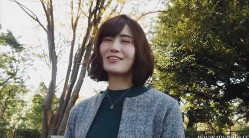美麗な美しい熟女が、配偶者に不義を働き浮気相手と肉体的関係を持った。