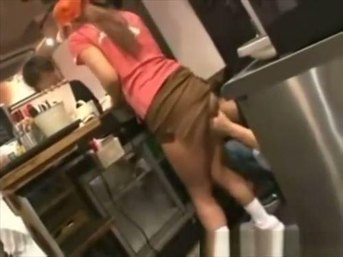 可愛らしいバイトの女の子が、痴漢に襲われる。隠れた場所から、乱暴に扱われ、声を抑えようとしても、彼女の体は感じてしまい、潮を吹き出すまで何度も絶頂した。