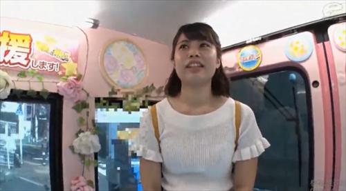 通学している大学生が勃起したペニスで初めての素股を行った経験者。