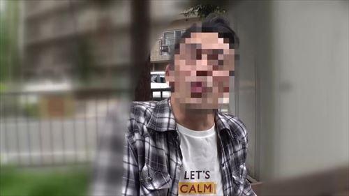 美少女と年上の男性が激しいキスと性交をする