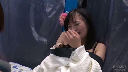 魅惑的な美少女が、バイブで責められ、本能のままに反応する。
