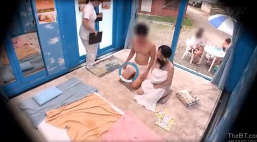 四十代の巨乳おばさんがアダルト動画に出演して、豊満な身体を揺らす。