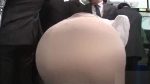 スカートを履いた女性が、混雑したバスの中、男を惹きつけていた。