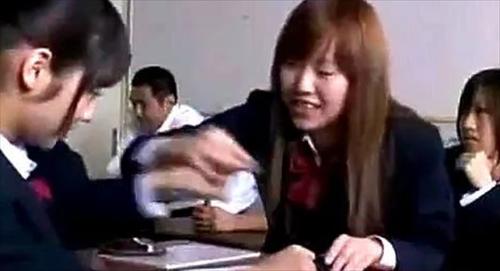 学生にいたずら手コキフェラのえろ映像