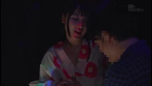 新入り女の子がおっぱいバーでじりじりと丁寧に触る。