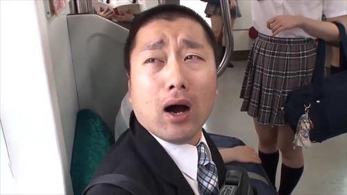 女子高生たちをエロエロ的暴行する大人。