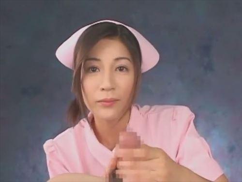 病院の個室で看護師が患者を服を着せ、スケベ的欲求を満たすような行為をした