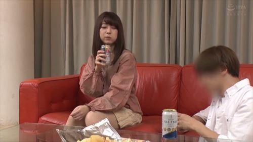 弟への好意と巨乳を強調した姉が、酔った勢いで男の相談に乗る