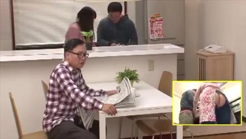 子供のペニスは母の穴開きジーパンが気になって仕方がない。