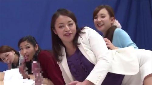 母乳を吸い尽くすのは、息子の柔らかい性器に