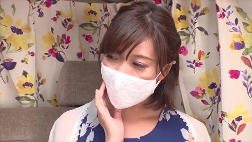 熟女が男に責められ、激しい快楽を求めて喘ぎ声を上げ、淫乱な匂いが充満する