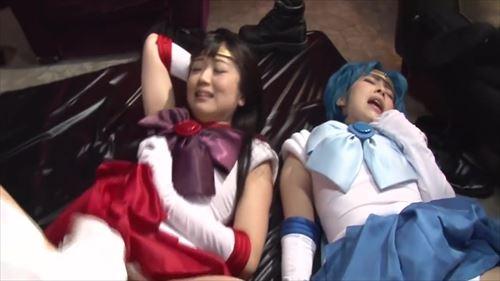 セーラー服の少女、罰を受け、えっち的に奴隷化。