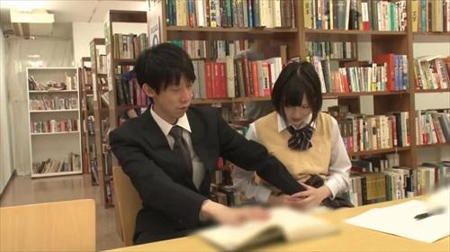 図書館で大きなおっぱいの女の子がにおう