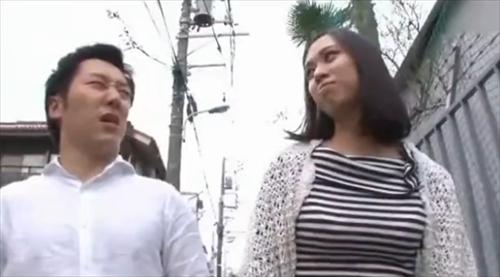 熱狂的な光景、巨乳の美女が息子の恋人を魅了して淫らに尽くす。
