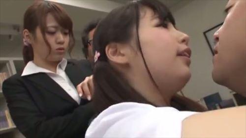 セーラー服着た美少女が、生徒を誘惑して、生でいっぱい射精させるの