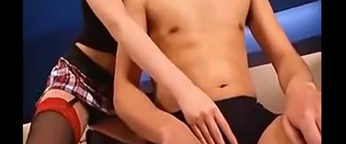 注目されると興奮する。見せた男を自慰に導き、そして淫らな口で陰茎を舐める美しい胸の女性。