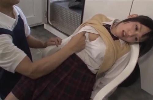 魅力的な薬入りホットドッグを提供する移動販売車に導く。