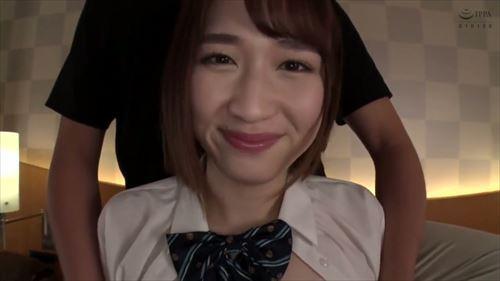 色白の美少女がホテルで男に抱かれる。