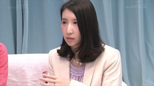 欲望を満たすため、熟した女性たちは、男たちに性的なプレッシャーを与え、その巨根を口で愛撫し、射精へと導く。