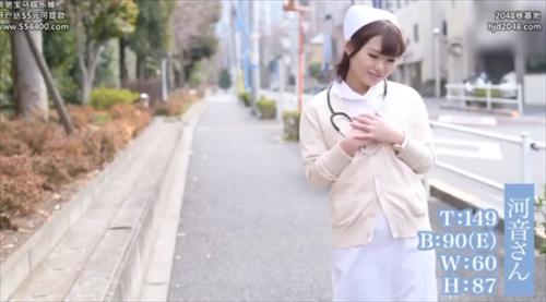 師のズボンを脱がすことなく、ナイロンを破って下半身をさらけ出し、制服姿のまま秘密の性交渉を行う。