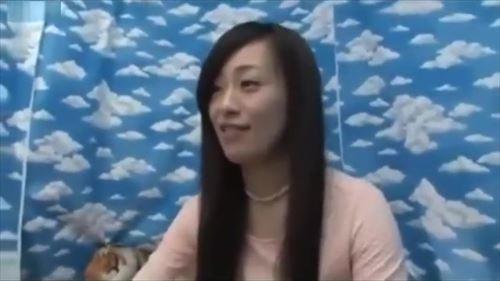 妹の胸を触り、弟は興奮して、