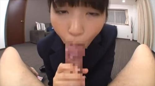 制服を着た美しい若い女性が、進化した技術によって十分に成熟する。