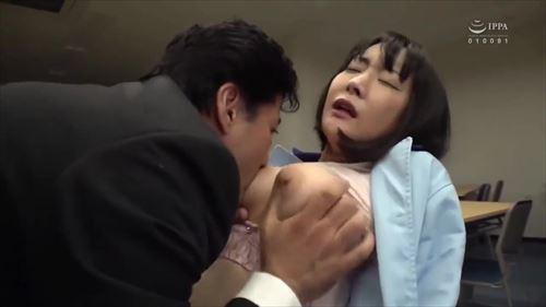 彼女が目を覚ます前に、私は犯行を繰り返した.